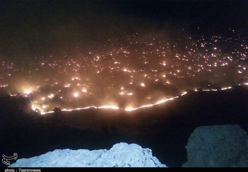 تلاش برای مهار آتش‌سوزی مراتع ایلام به روایت تصویر