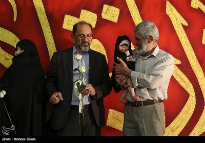  پدر شهید احمدی روشن و پدر و مادر شهید حدادیان در همایش دختران انقلاب در اصفهان 