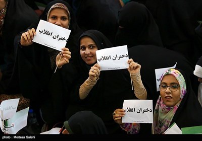 پس از برگزاری اجتماع دختران انقلاب در تهران که توسط گروه مردمی آمرین به معروف صراط در ورزشگاه شیرودی برگزار شد و با استقبال گسترده دختران و زنان ایرانی روبرو شد؛ این بار این اجتماع پنجشنبه این هفته در اصفهان برگزار شد.