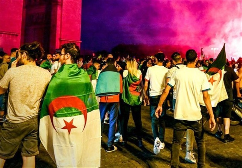 فوتبال جهان| استفاده پلیس فرانسه از گاز اشک‌آور علیه هواداران تیم ملی الجزایر و فرصت طلایی جیب‌برها!