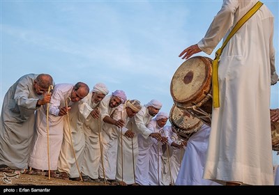  به عقیده صیادان، این روز نخستین روز از فصل گرمای واقعی است. این آیین، ریشه در تاریخ و فرهنگ کهن جنوب ایران دارد، آیینی مردمی که به صورت خودجوش و با اجرای بازی‌های محلی، مسابقات محلی، غواصی، قایقرانی و شنا برگزار می‌شود. متأسفانه در حال حاضر در خلیج فارس در بسیاری از مناطق منسوخ شده است، اما همچنان در قشم اجرا می‌شود.