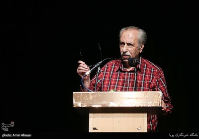 بهاءالدین خرمشاهی پژوهشگر و منتقد ادبیات فارسی درباره موضوع صلح و جنگ ستیزی سخنرانی کرد.