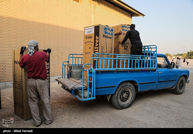 اهدای بسته‌های لوازم خانگی به سیل‌زدگان کردستان