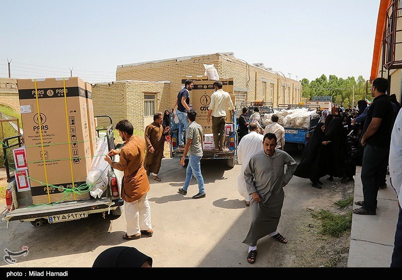 ستاد اجرایی فرمان امام (ره) 35 هزار بسته لوازم خانگی به سیل‌زدگان ‌اهدا کرد