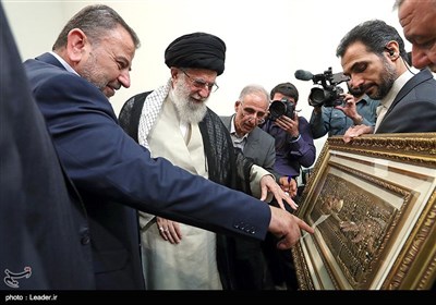 در پایان این دیدار، هیئت حماس تابلوی منقش به تصویری از مسجدالاقصی را به رهبر انقلاب اسلامی تقدیم کردند.