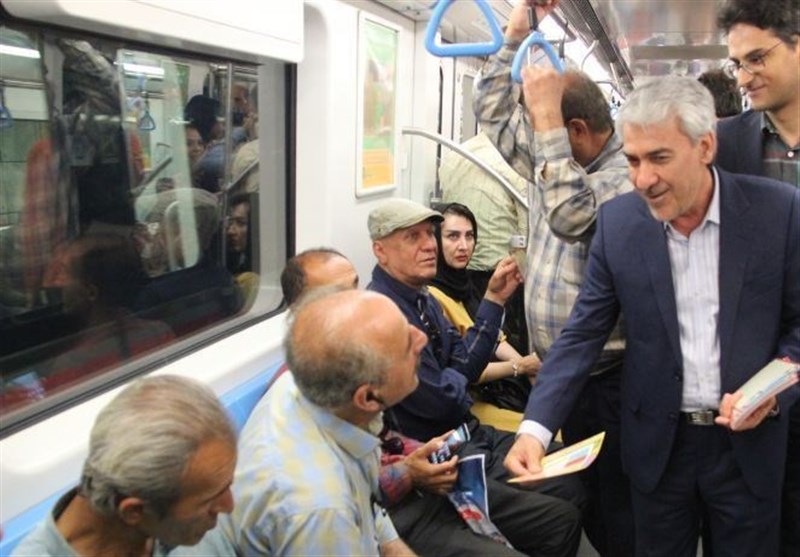 مسافران مترو شیراز &quot;کتاب‌ یک‌صفحه‌ای&quot; دریافت کردند