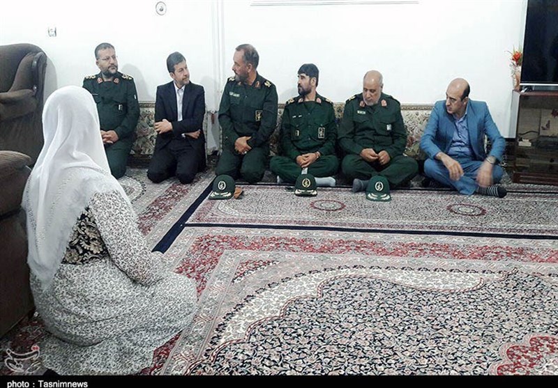 دیدار صمیمی رئیس سازمان بسیج مستضعفین با خانواده شهدای پیشمرگ مسلمان کُرد+تصویر