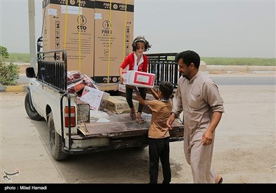 ایران کے صوبے خوزستان میں سیلاب سے متاثرہ خاندانوں میں امدادی سامان کی تقسیم