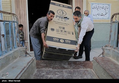 ایران کے صوبے خوزستان میں سیلاب سے متاثرہ خاندانوں میں امدادی سامان کی تقسیم