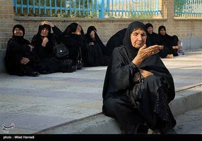 ایران کے صوبے خوزستان میں سیلاب سے متاثرہ خاندانوں میں امدادی سامان کی تقسیم