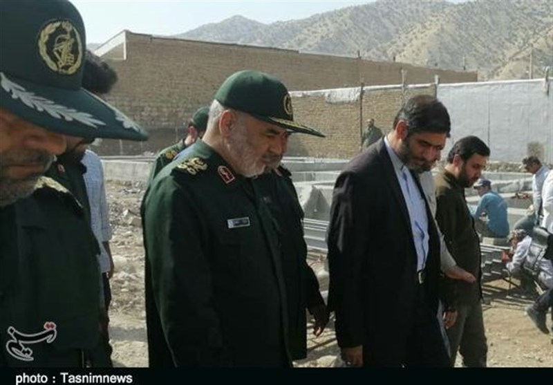 سردار سرلشکر سلامی از روستاهای سیل‌زده پلدختر بازدید کرد