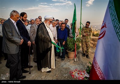  حجت الاسلام محمدی گلپایگانی رئیس دفتر مقام معظم رهبری در مراسم کلنگ زنی مسجد جامع معراج در شهرک خلبانان شکاری