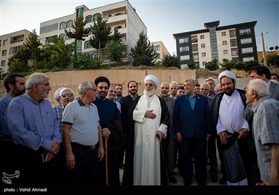  حجت الاسلام محمدی گلپایگانی رئیس دفتر مقام معظم رهبری در مراسم کلنگ زنی مسجد جامع معراج در شهرک خلبانان شکاری