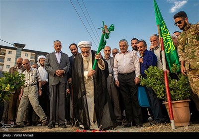  حجت الاسلام محمدی گلپایگانی رئیس دفتر مقام معظم رهبری در مراسم کلنگ زنی مسجد جامع معراج در شهرک خلبانان شکاری