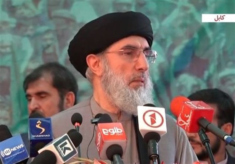 حکمتیار: طالبان نظام کنونی را نمی‌خواهد/دولت موقت تنها راه‌حل است