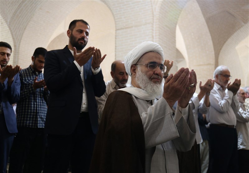 مردم قزوین در میعادگاه نماز جمعه با رعایت کامل نکات بهداشتی حضور می‌یابند