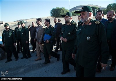 سردار غلامرضا سلیمانی صبح امروز در مناطق سیل‌زده شهرستان دلفان حضور پیدا کرد تا از نزدیک در جریان روند بازسازی این مناطق قرار گیرد.