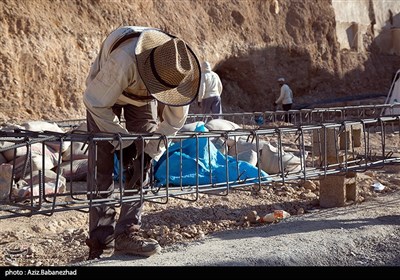 سردار غلامرضا سلیمانی صبح امروز در مناطق سیل‌زده شهرستان دلفان حضور پیدا کرد تا از نزدیک در جریان روند بازسازی این مناطق قرار گیرد.