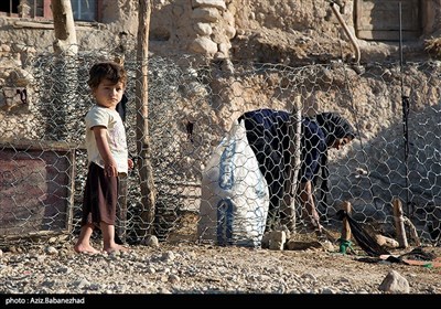 سردار سلیمانی پس از ورود به خرم آباد برای بازدید و سرکشی از فعالیت‌های جهادگران بسیجی استان قزوین وارد روستای «وروشت» دلفان شد.