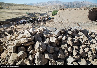 سردار سلیمانی پس از ورود به خرم آباد برای بازدید و سرکشی از فعالیت‌های جهادگران بسیجی استان قزوین وارد روستای «وروشت» دلفان شد.