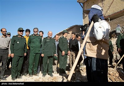 سردار غلامرضا سلیمانی صبح امروز در مناطق سیل‌زده شهرستان دلفان حضور پیدا کرد تا از نزدیک در جریان روند بازسازی این مناطق قرار گیرد.