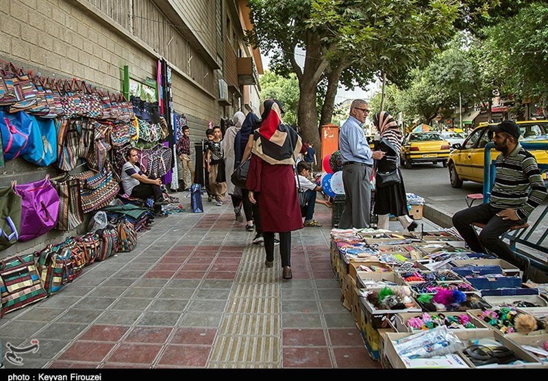 مناطق پرتراکم تهران باید در اولویت شهرداری برای ساماندهی دستفروش‌ها باشد
