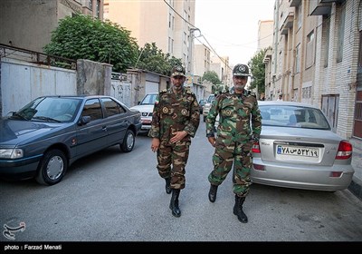 حضور امیر آریانفر فرمانده قرارگاه منطقه غرب کشور در منزل شهید امیر سرلشکر «حسین ادبیان» از فرماندهان دوران دفاع مقدس