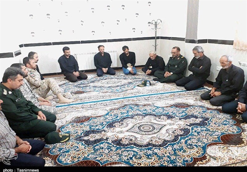 فرمانده سپاه کردستان با خانواده شهید مدافع امنیت «سیدهادی اجاق» دیدار کرد+تصاویر