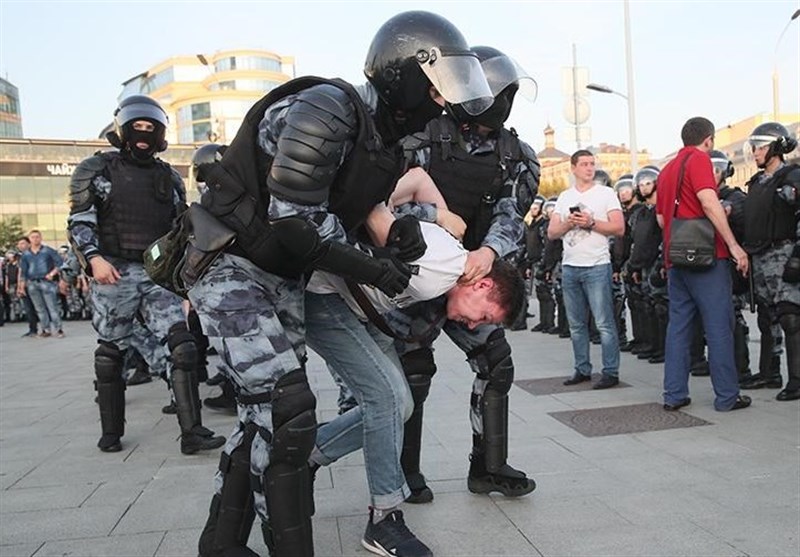 پاسخ روسیه به انتقاد فرانسه درباره برخورد پلیس مسکو با معترضان غیرقانونی