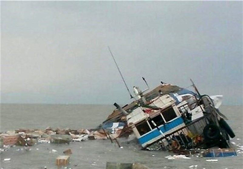 آخرین اخبار از وضعیت لنج تجاری غرق شده در خلیج فارس/ 3 خدمه نجات یافتند/اعزام بالگرد به منطقه