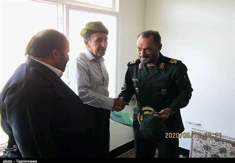 فرمانده سپاه کردستان با خانواده شهید شاخص اورامان دیدار کرد