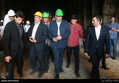  پیروز حناچی شهردار تهران در محل پروژه اتصال جبهه های حفاری شمالی و جنوبی تونل استاد معین