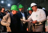 پیروز حناچی شهردار تهران در محل پروژه اتصال جبهه های حفاری شمالی و جنوبی تونل استاد معین