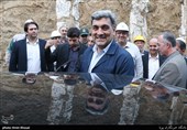 پیروز حناچی شهردار تهران در محل پروژه اتصال جبهه های حفاری شمالی و جنوبی تونل استاد معین