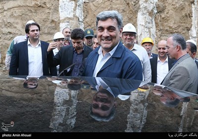  پیروز حناچی شهردار تهران در محل پروژه اتصال جبهه های حفاری شمالی و جنوبی تونل استاد معین