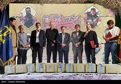 تقدیر خانواده شهدای مدافع حرم از عوامل سریال گاندو در دومین یادواره شهدای گردان حیدر کرار یگان ویژه فاتحین