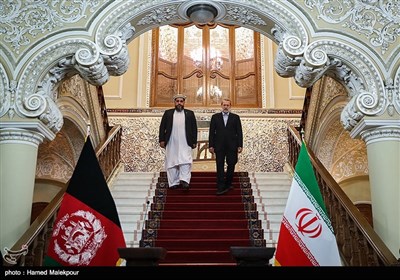 علی لاریجانی و فضل هادی مسلم یار رؤسای مجالس ایران و افغانستان هنگام ورود به محل کنفرانس خبری مشترک