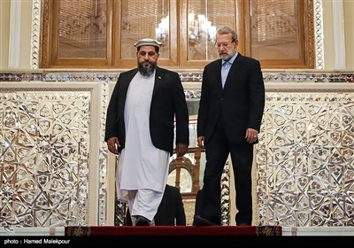 علی لاریجانی و فضل هادی مسلم یار رؤسای مجالس ایران و افغانستان هنگام ورود به محل کنفرانس خبری مشترک