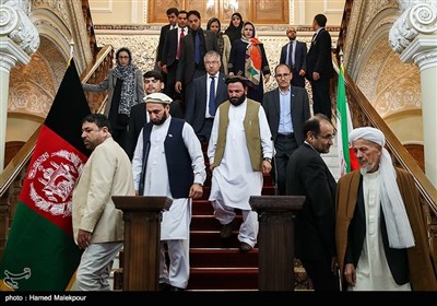ورود هیئت همراه رئیس مجلس سنای افغانستان به محل کنفرانس خبری مشترک رؤسای مجالس ایران و افغانستان