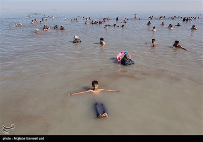  این روز‌ها در گرماگرم فصل تابستان این دریاچه شور، باستانی و زیبا، پذیرای مسافران و گردشگران بسیاری است.