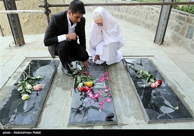 مراسم ازدواج یک زوج جوان همدانی در کنار مزارشهدای گمنام پارک مردم همدان