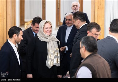 هیئت استرالیایی در حال ترک اتاق دیدار با محمدجواد ظریف وزیر امور خارجه ایران هستند.