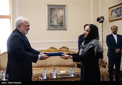 تقدیم استوارنامه مندیپ اوبراین نماینده صندوق کودکان ملل متحد به محمد جواد ظریف وزیر امور خارجه ایران 
