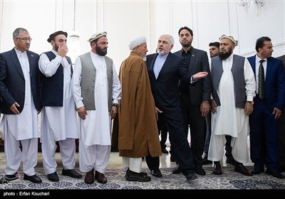 محمدجواد ظریف وزیر امور خارجه ایران در حال راهنمایی هئیت همراه فضل هادی مسلم یار رئیس مجلس سنای افغانستان به سالن دیدار است.