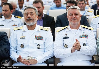  امیر دریادار حسین خانزادی، فرمانده نیروی دریایی ارتش و حبیب الله سیاری معاون هماهنگ‌کننده ارتش
