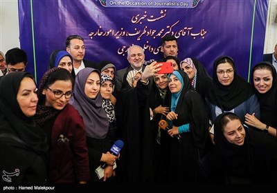 محمدجواد ظریف وزیر امور خارجه در پایان کنفرانس خبری در جمع خبرنگاران