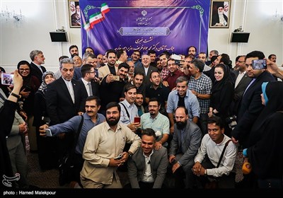 محمدجواد ظریف وزیر امور خارجه در پایان کنفرانس خبری در جمع خبرنگاران