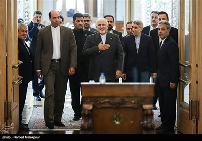 ورود محمدجواد ظریف وزیر امور خارجه به محل کنفرانس خبری
