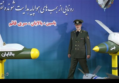  امیر سرتیپ حاتمی وزیر دفاع در مراسم رونمایی از بمب های هواپایه هدایت شونده نقطه زن