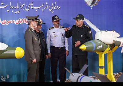  امیر سرتیپ حاتمی وزیر دفاع در مراسم رونمایی از بمب های هواپایه هدایت شونده نقطه زن